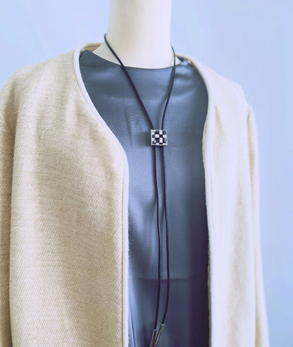 革紐ループタイ 市松 四角 白黒