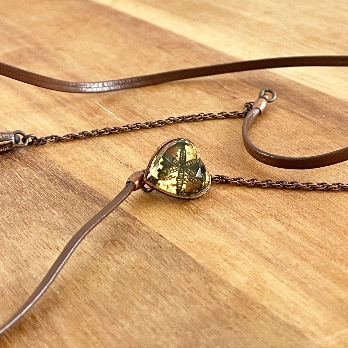 眼鏡チェーン ユリ 革紐 ハート 茶色 眼鏡ストラップ・チェーン