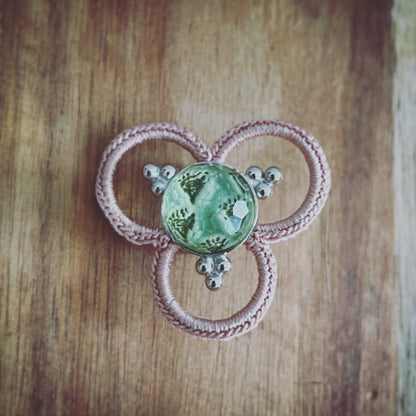 帯留め 水色 三輪 和装アクセサリー 絹糸 帯留め