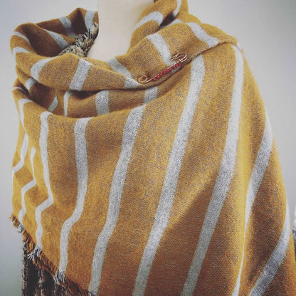 おしゃれ安全ピン ブローチ 珊瑚 赤 金 TAMARUSAN