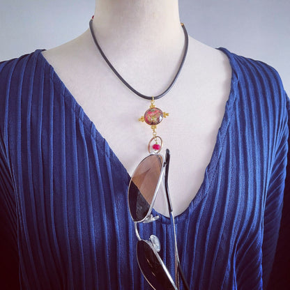 メガネホルダー 革紐 赤 ガラスビーズ 眼鏡ホルダー