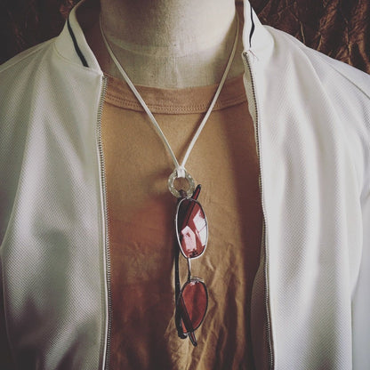 眼鏡ホルダー 青 白 革紐 シンプル 男女兼用 TAMARUSAN