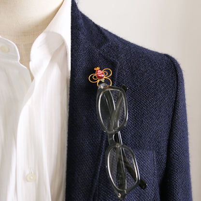 蜂 眼鏡ホルダーピンブローチ 血赤珊瑚 ラペルピン TAMARUSAN