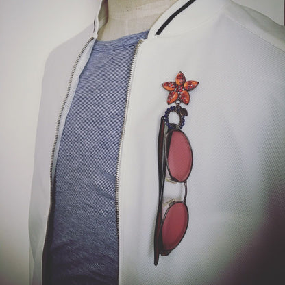 眼鏡ホルダーブローチ ラピスラズリ オレンジ 花 青 眼鏡ホルダーブローチ