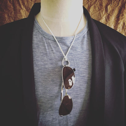 眼鏡ホルダー ハート グレー 革紐 男女兼用 TAMARUSAN