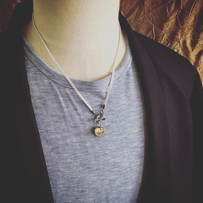 眼鏡ホルダー ハート グレー 革紐 男女兼用 TAMARUSAN