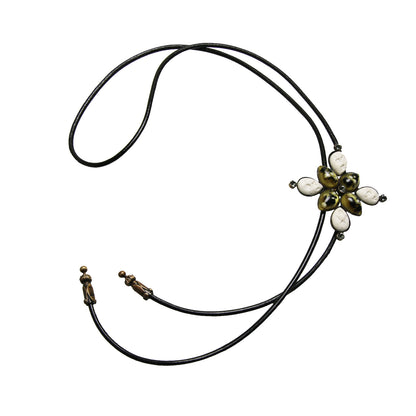 ループタイ 花 白 ごましお 革紐 TAMARUSAN