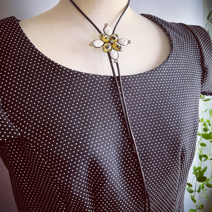 ループタイ 花 白 ごましお 革紐 TAMARUSAN