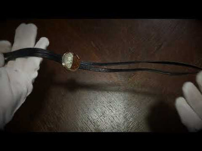 かっこいい 革紐ループタイ 銀ラメ 木目 平紐