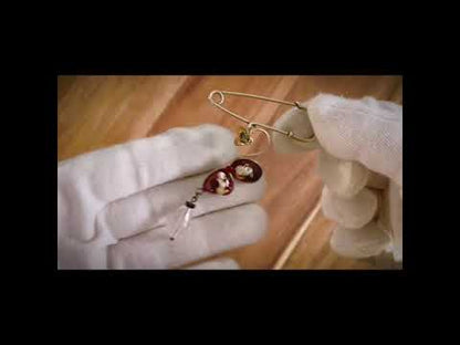 蝶 安全ピン型ブローチ 赤 Sサイズ