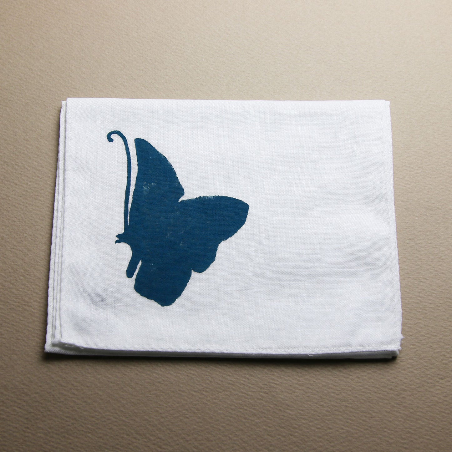 蝶の半襟ハンカチ 白 TAMARUSAN