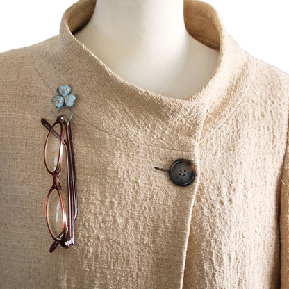 眼鏡ホルダー ピンブローチ スミレ 水色 眼鏡ホルダーブローチ