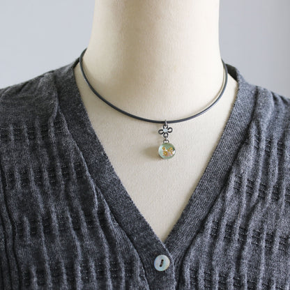 チョーカー 革紐 グレー 水色 水晶 TAMARUSAN