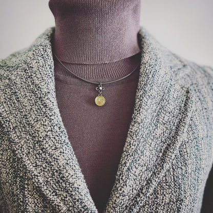 チョーカー 革紐 グレー 水色 水晶 TAMARUSAN