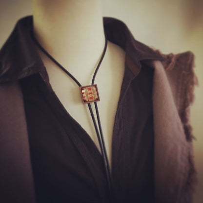 革紐ループタイ カニ 赤 アクセサリー TAMARUSAN