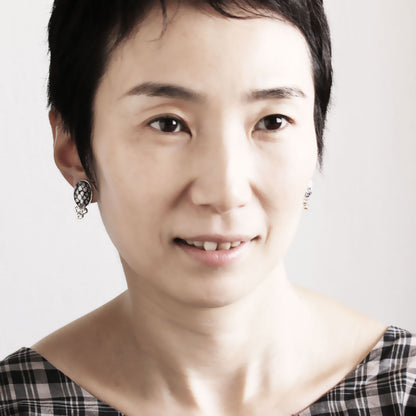 イヤリング 鱗柄 軽量 銀色 紺 楕円 TAMARUSAN