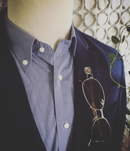 眼鏡ホルダーピンブローチ 鱗柄 紺 男女兼用 TAMARUSAN