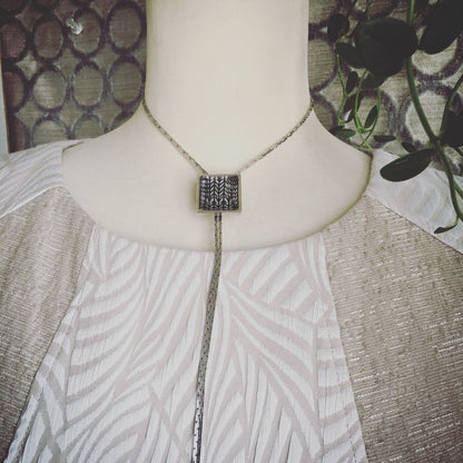 チェーンループタイ 紺 銀ラメ 四角 ヘリンボーン TAMARUSAN