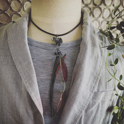 眼鏡ホルダー スミレ 革紐 青 マーブル 眼鏡ホルダー