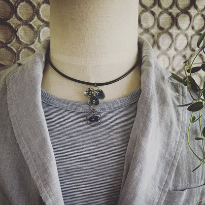 眼鏡ホルダー スミレ 革紐 青 マーブル 眼鏡ホルダー