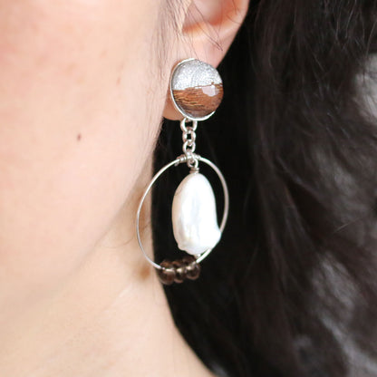 フープイヤリング 淡水パール 銀色 ラメ 左右違い TAMARUSAN