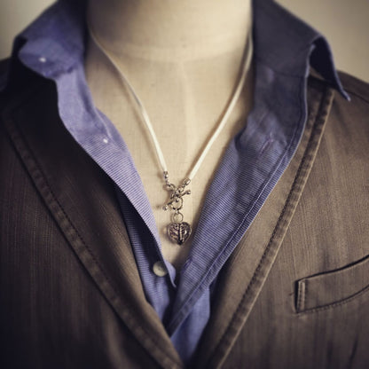 眼鏡ホルダー 老眼鏡 ハート 白 革紐 TAMARUSAN