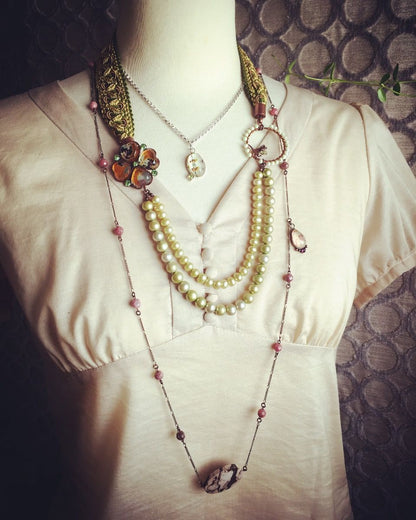 ロングネックレス ピンク 梅 アンティーク風 ネックレス