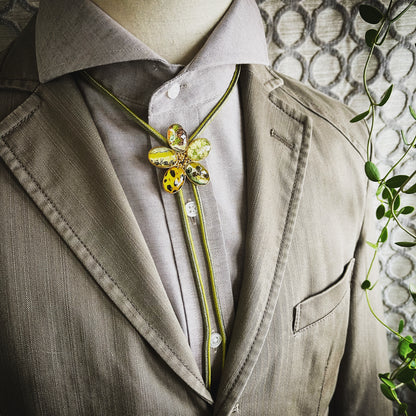 組紐ループタイ 花 黄緑 軽量 正絹 TAMARUSAN