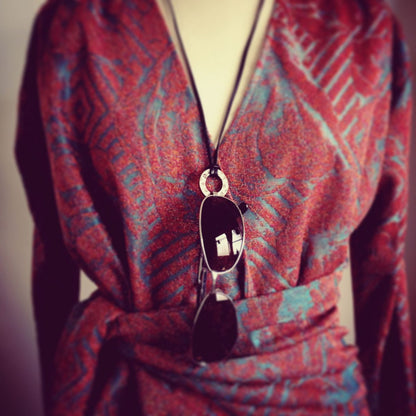 眼鏡ホルダー 男女兼用 老眼鏡 赤 革紐 TAMARUSAN