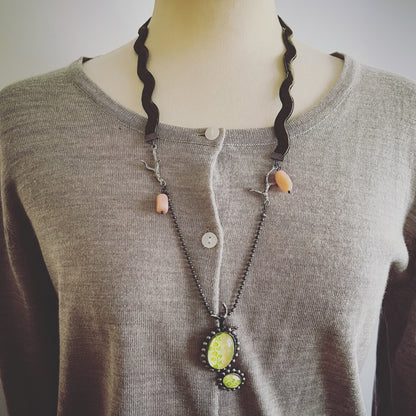 ネックレス 水色 リボン バラの木 ピンクコモンオパール TAMARUSAN