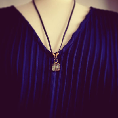 眼鏡ホルダー ブルー 金 革紐 水面 男女兼用 TAMARUSAN