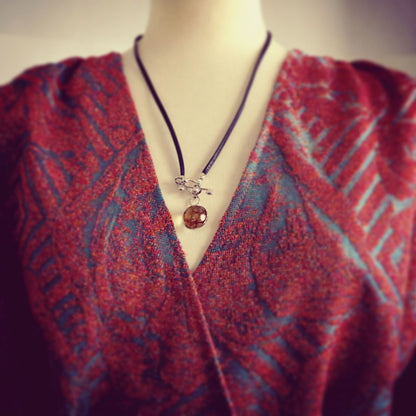 眼鏡ホルダー 男女兼用 ピンク 老眼鏡 革紐 眼鏡ホルダー