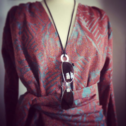 眼鏡ホルダー 男女兼用 ピンク 老眼鏡 革紐 眼鏡ホルダー