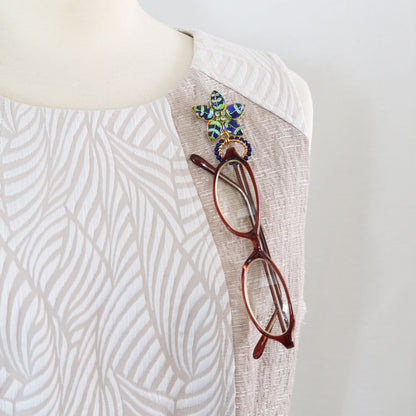 眼鏡ホルダーブローチ 青 つる草模様 ラピスラズリ TAMARUSAN