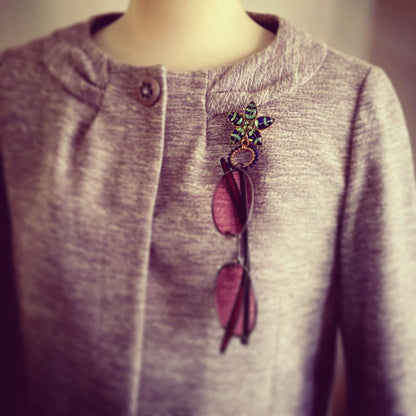 眼鏡ホルダーブローチ 青 つる草模様 ラピスラズリ TAMARUSAN