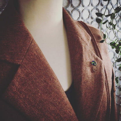 メガネホルダーピンブローチ 青 つるくさ 金 TAMARUSAN