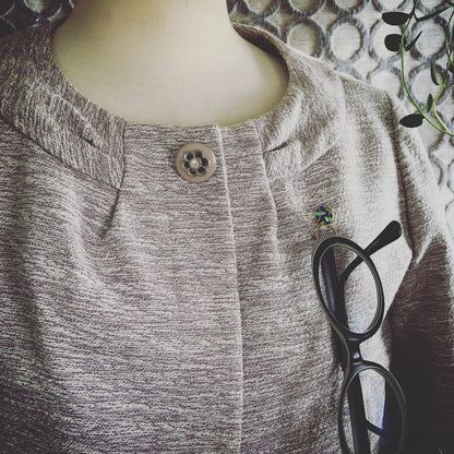 メガネホルダーピンブローチ 青 つるくさ 金 TAMARUSAN