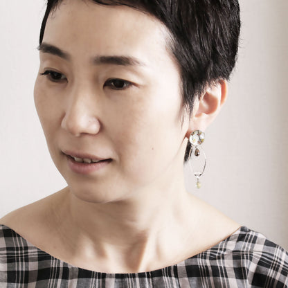 ピアス 白 フープ キャッチに飾り ペリドット TAMARUSAN