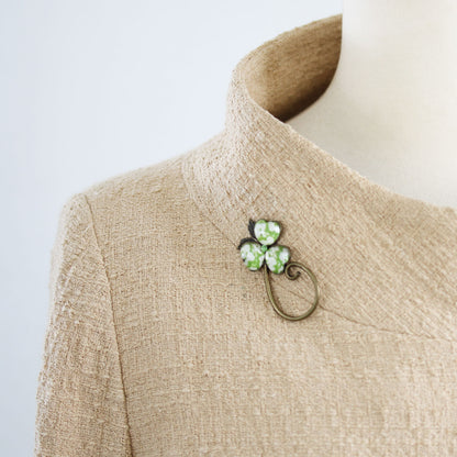 メガネホルダーピンブローチ 花 福梅 ラインストーン 緑
