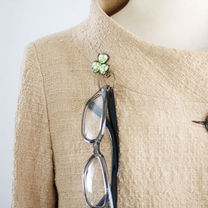 メガネホルダーピンブローチ 花 福梅 ラインストーン 緑