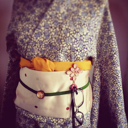 着物用の眼鏡ホルダー ピンク 渦巻き フェルトリング TAMARUSAN