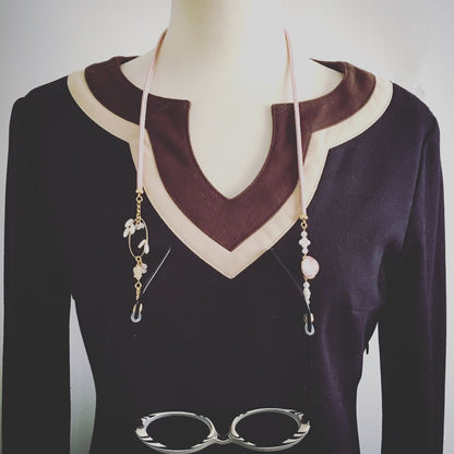 眼鏡チェーン 贈り物 ピンク 薔薇 渦巻き TAMARUSAN