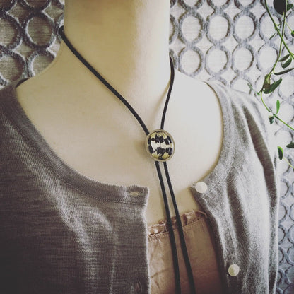 革紐ループタイ 市松模様 白黒 TAMARUSAN