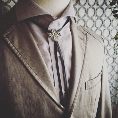 革紐ループタイ 白黒 十字 TAMARUSAN