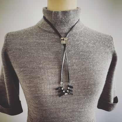 革紐ループタイ 短め 男女兼用 白黒 オニキス TAMARUSAN