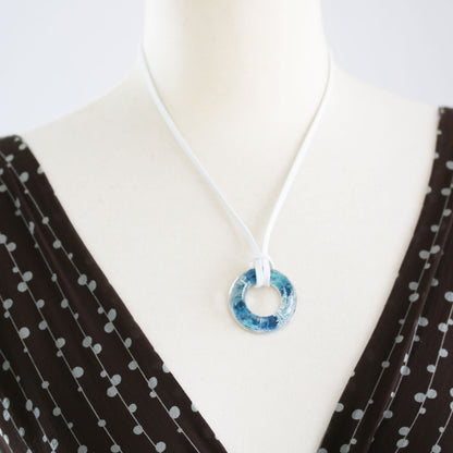 眼鏡ホルダー リング 革ひも 青 軽量 ネックレス TAMARUSAN