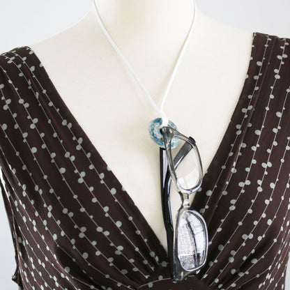 眼鏡ホルダー リング 革ひも 青 軽量 ネックレス TAMARUSAN