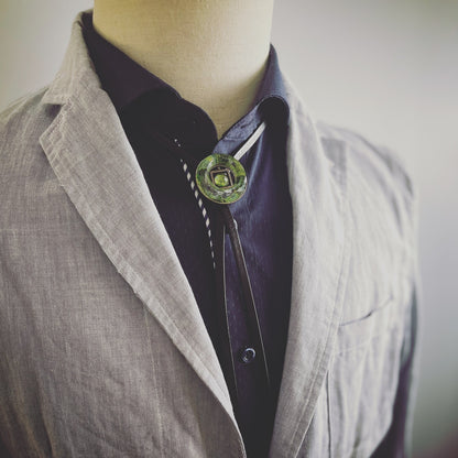 革紐ループタイ 緑 ユリ メンズアクセサリー ループタイ