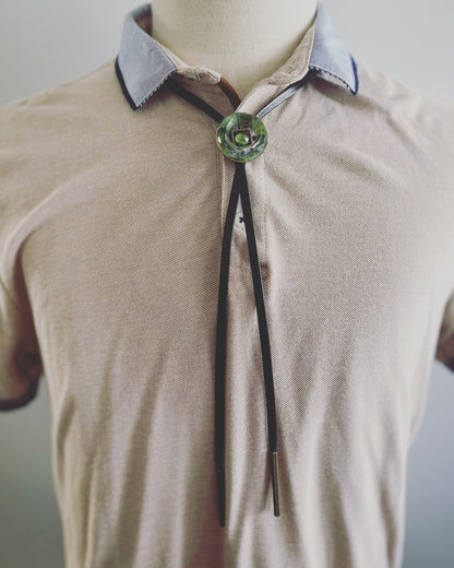 革紐ループタイ 緑 ユリ メンズアクセサリー ループタイ